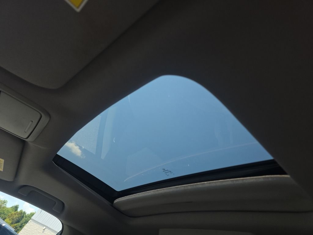 Used 2019  Honda EX-L image 2