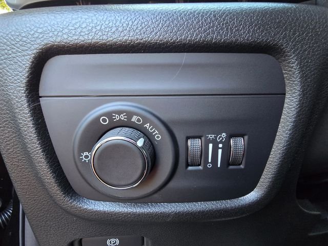 New 2026 Diamond Black Crystal Pearlcoat Jeep Altitude image 21