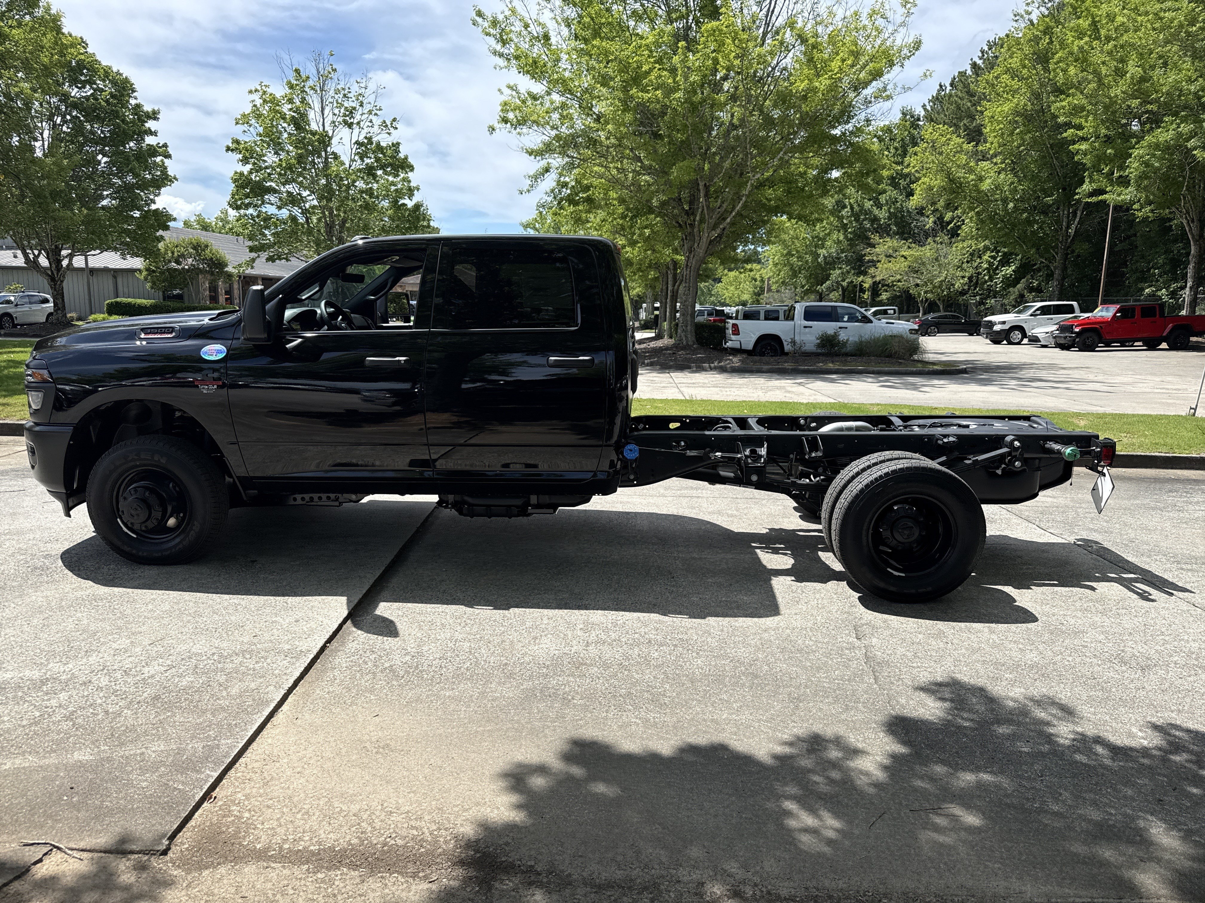 New 2026 Diamond Black Crystal Pearl-Coat Exterior Paint RAM Tradesman image 4