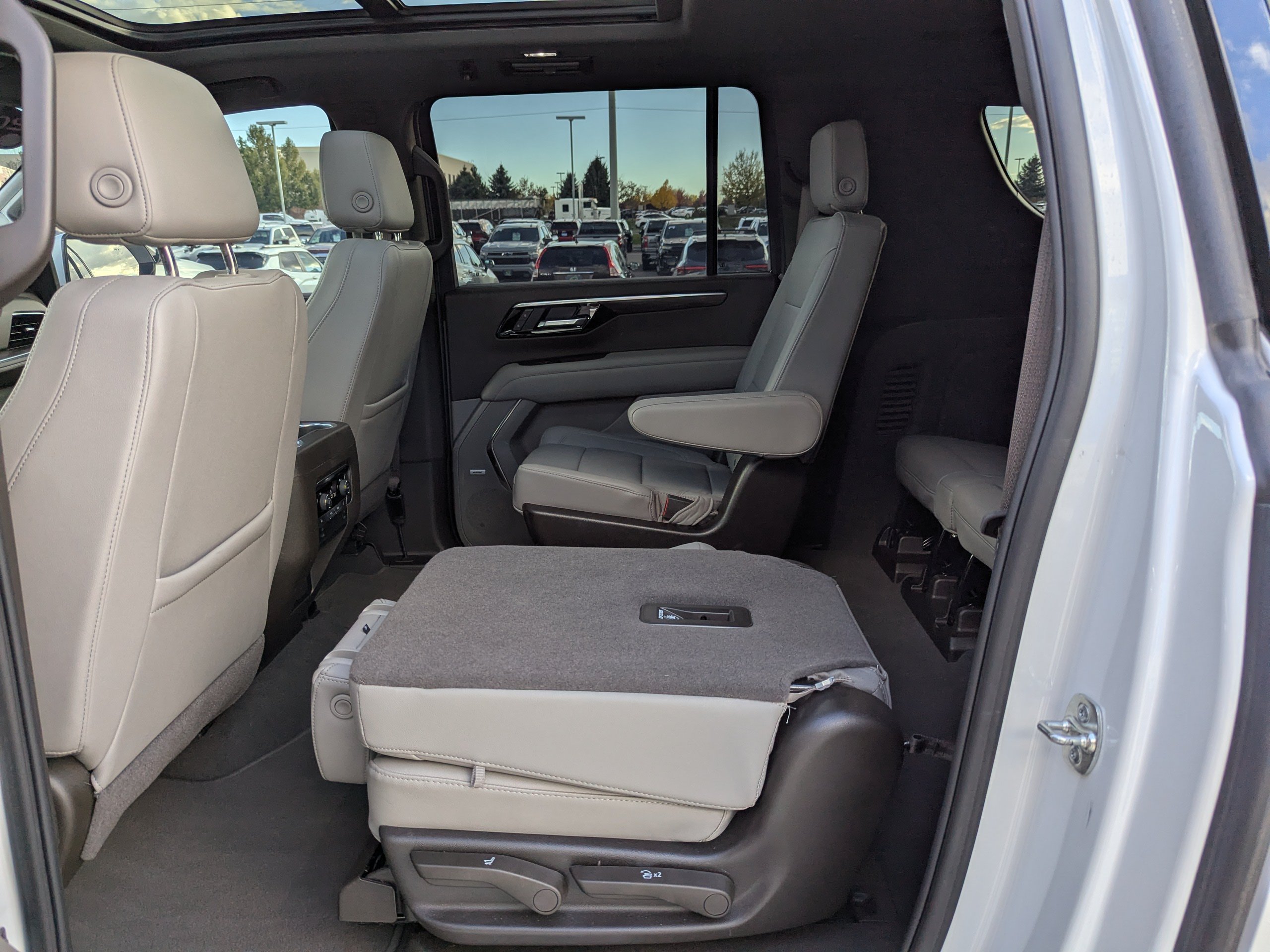 2025 Chevrolet Suburban Z71 - Photo 35