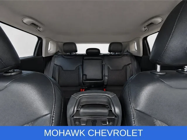 Used 2021  Jeep Latitude image 19