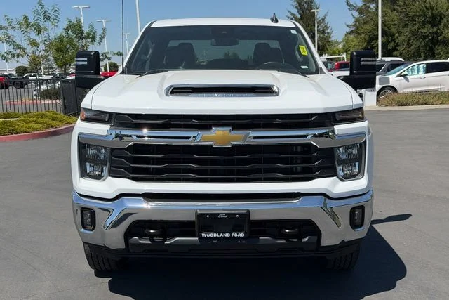 Used 2025 Summit White Chevrolet LT image 3