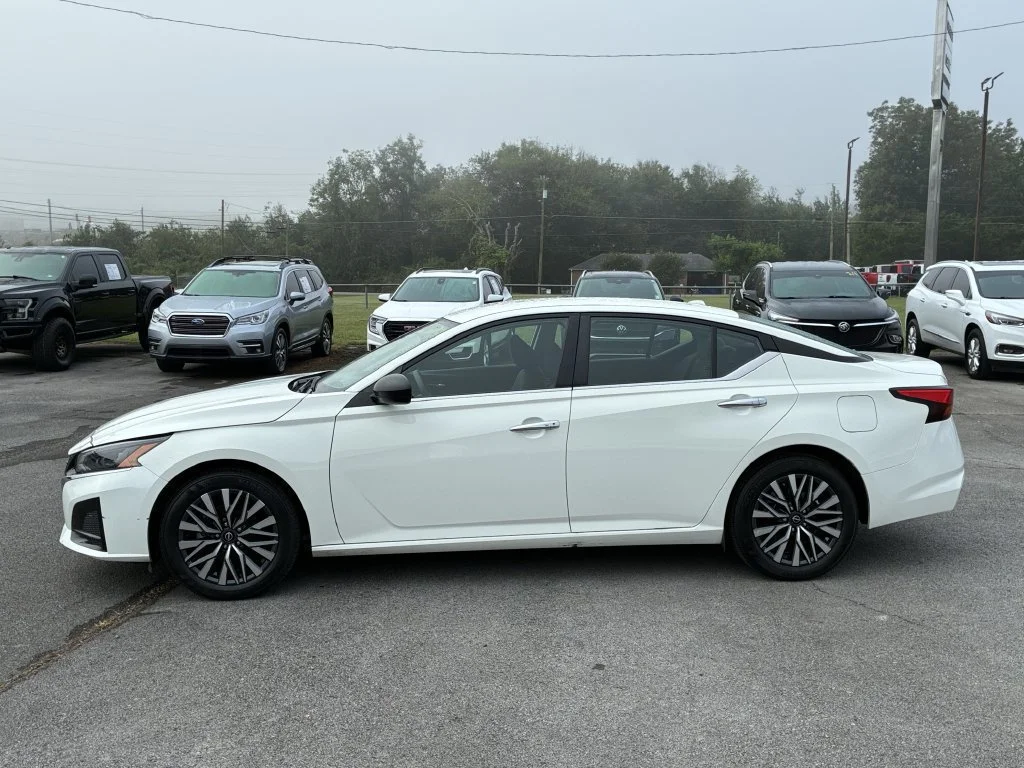 Used 2025 White Nissan 2.5 SV image 8