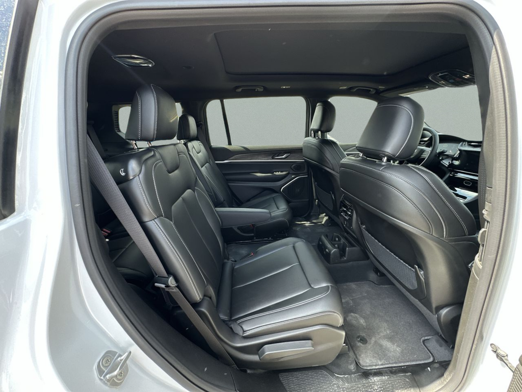 New 2026 Bright White Clear-Coat Exterior Paint Jeep Limited image 38