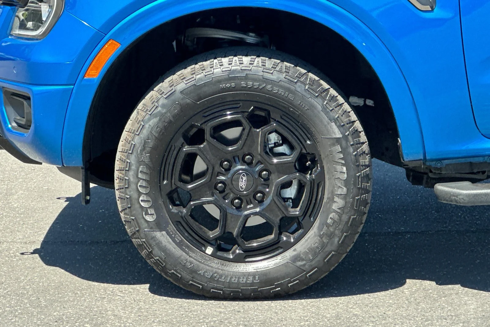 Used 2025 Blue Metallic Ford LARIAT image 25