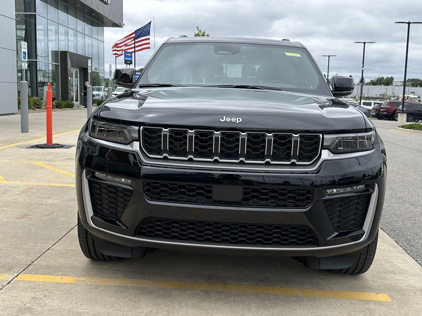New 2026 Diamond Black Crystal Pearl-Coat Exterior Paint Jeep Limited image 6