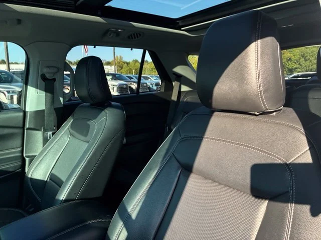 Used 2022 White Ford Limited image 9