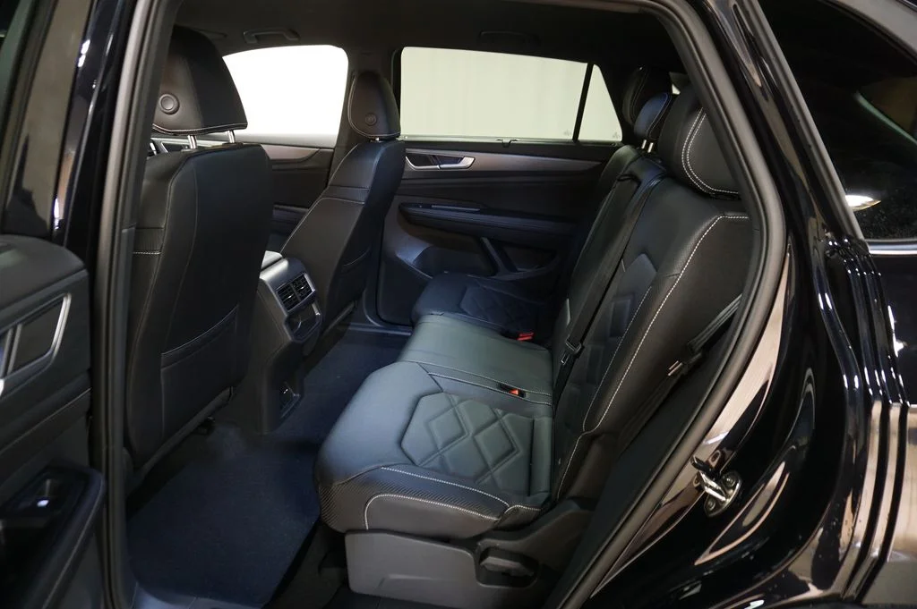 New 2026 Black Volkswagen 2.0T SE w/Technology image 12