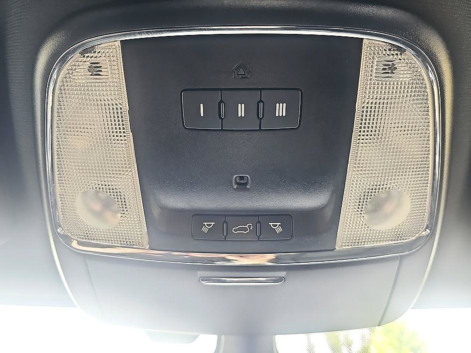 Used 2021 Diamond Black Crystal Pearlcoat Jeep Freedom image 24