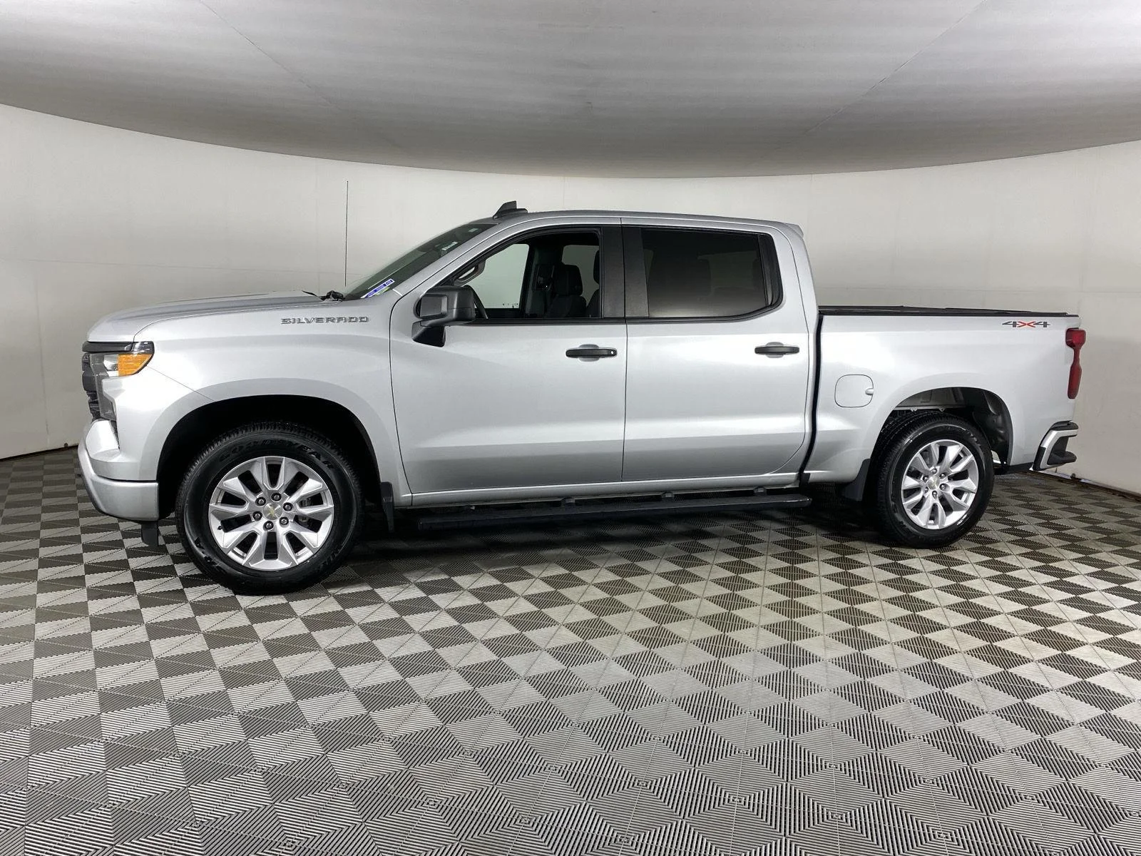 Used 2022 Silver Ice Metallic Chevrolet Custom image 4
