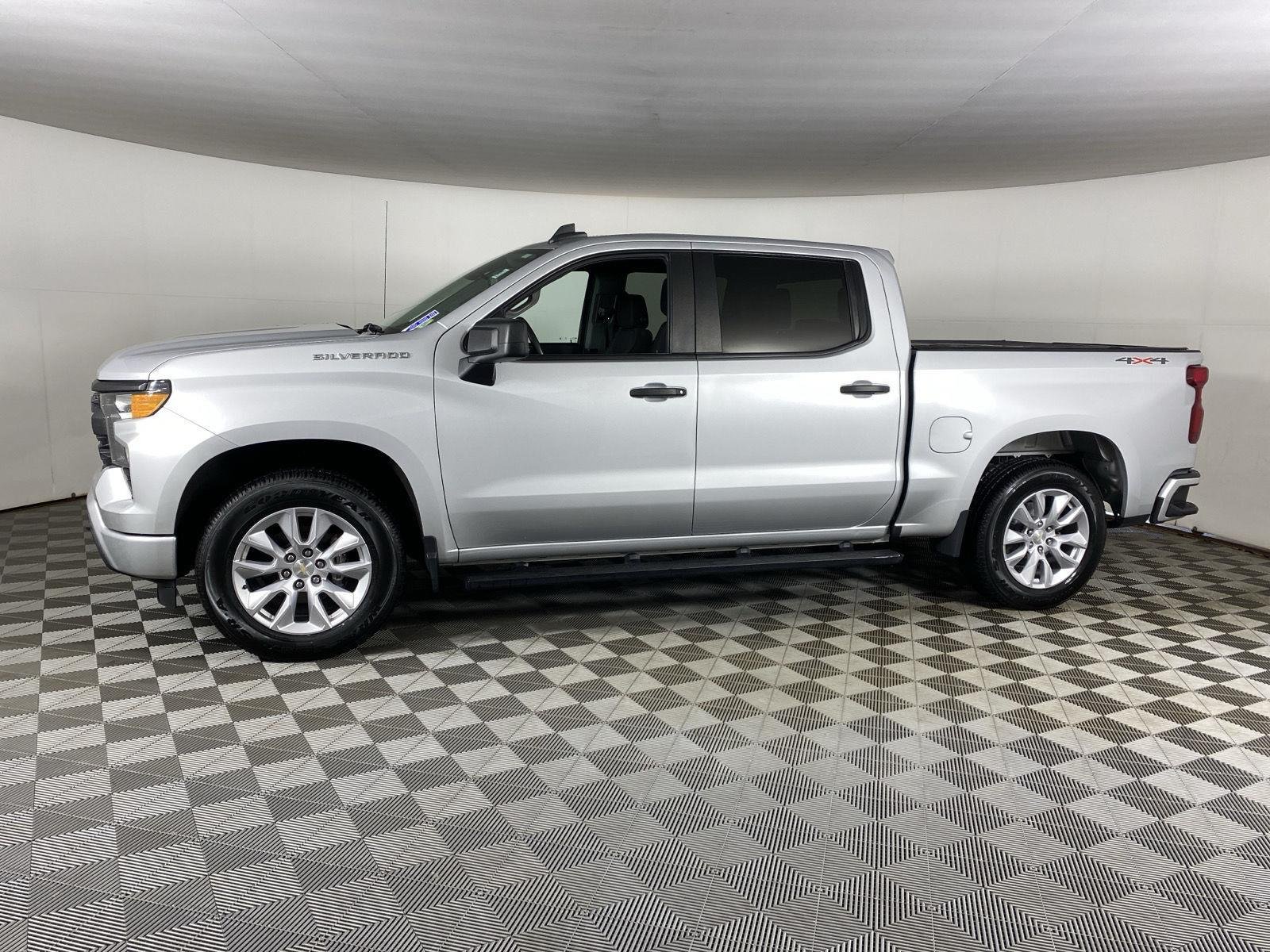 Used 2022 Silver Ice Metallic Chevrolet Custom image 4