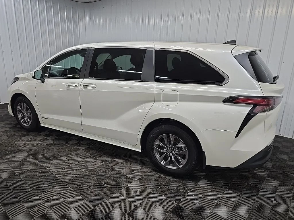 Used 2021 White Toyota XLE image 4