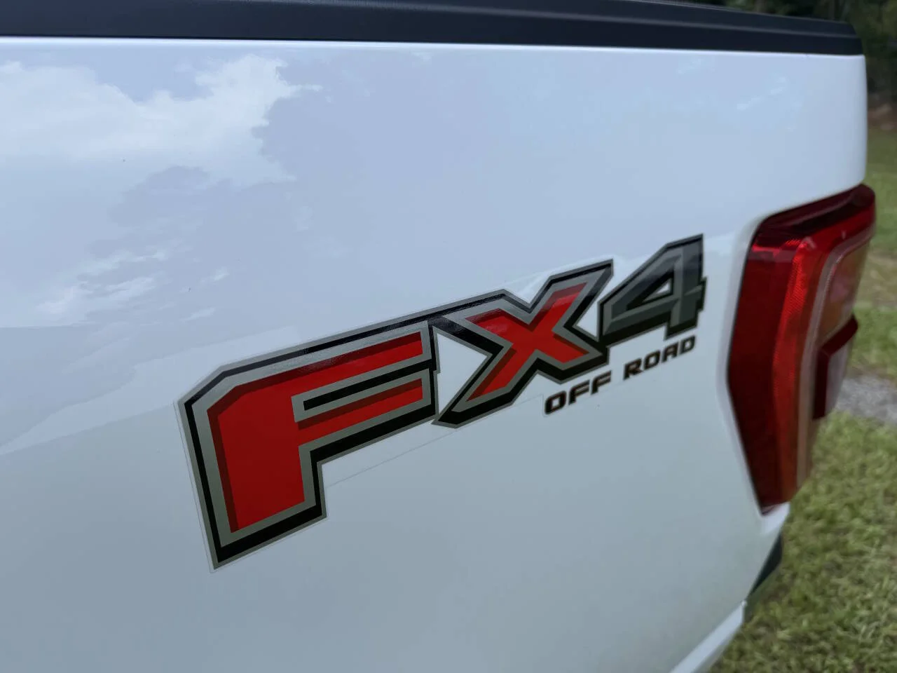 Used 2023 White Ford XLT 4x4 4dr SuperCrew 5.5 ft. SB image 15