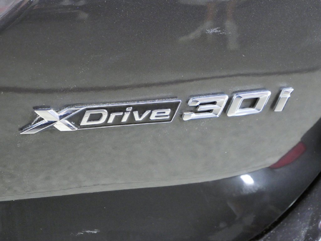 Used 2021 Dark Graphite Metallic BMW xDrive30i image 12