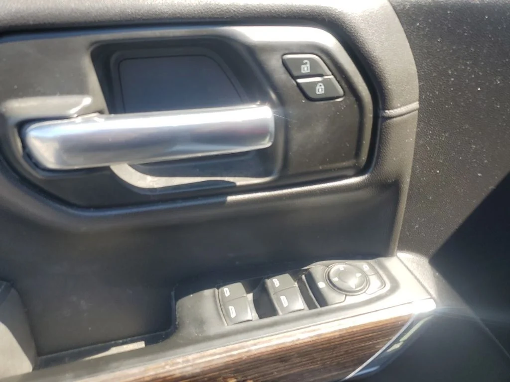 Used 2019  GMC SLE image 19