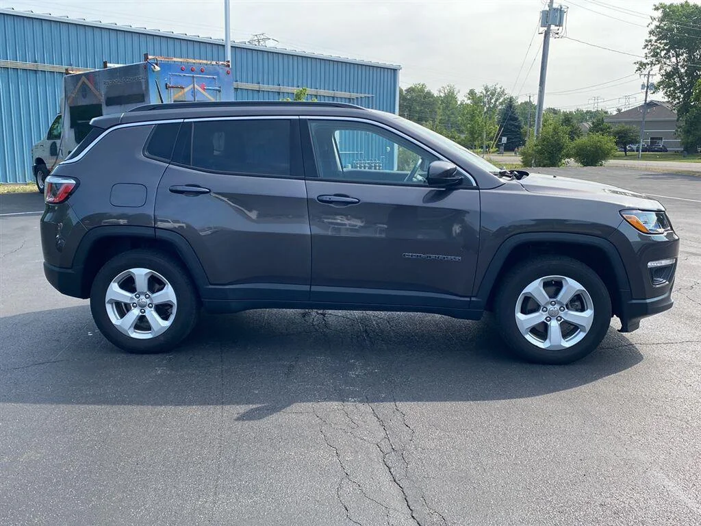 Used 2018 Granite Crystal Metallic Clearcoat Jeep Latitude image 11