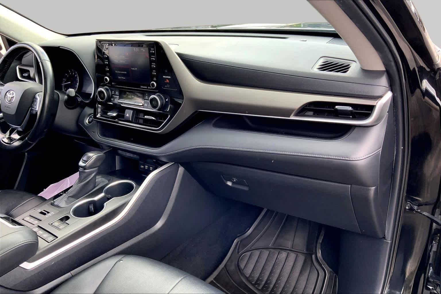 Used 2020 Midnight Black Metallic Toyota XLE image 17