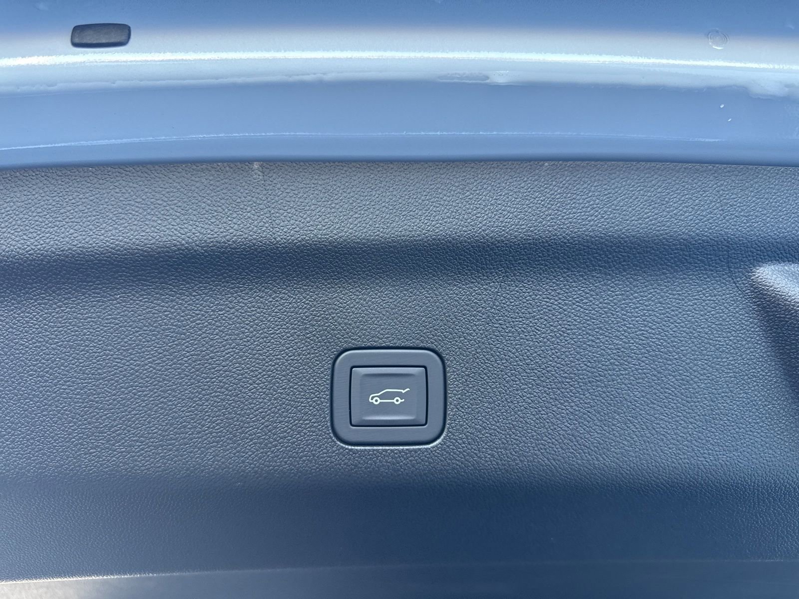 New 2026 Polar White Tricoat Chevrolet High Country Deluxe with 24in Wheels - Panoramic Sunroof - Super Cruise - Technology & Entertainment image 14