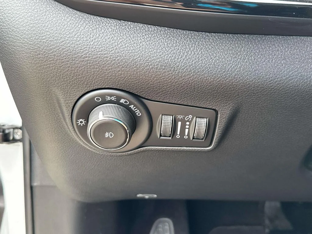 New 2026 White Jeep Latitude image 41