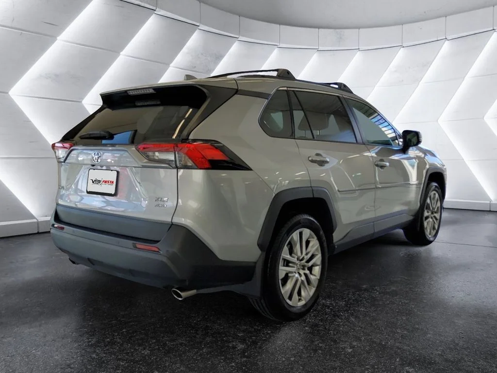 Used 2023 Silver Toyota XLE Premium image 4