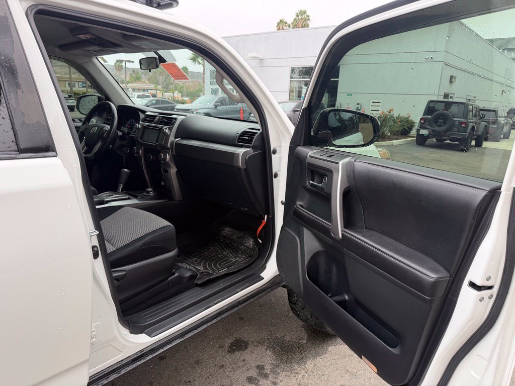 Used 2015 White Toyota SR5 image 14