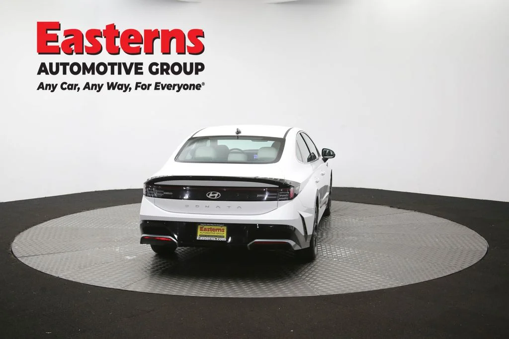 Used 2025 White Hyundai SEL image 38