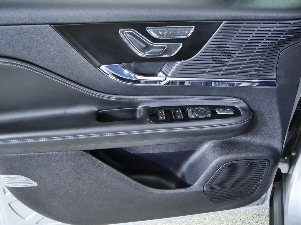 Used 2020 Silver Lincoln Standard image 33