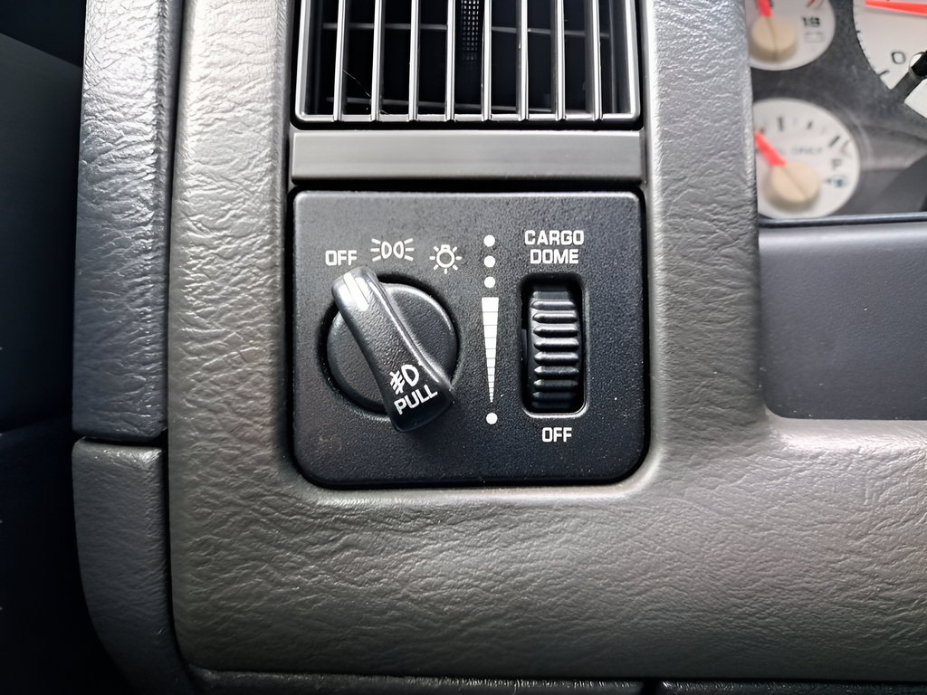 Used 2004 Blue Dodge SLT image 27