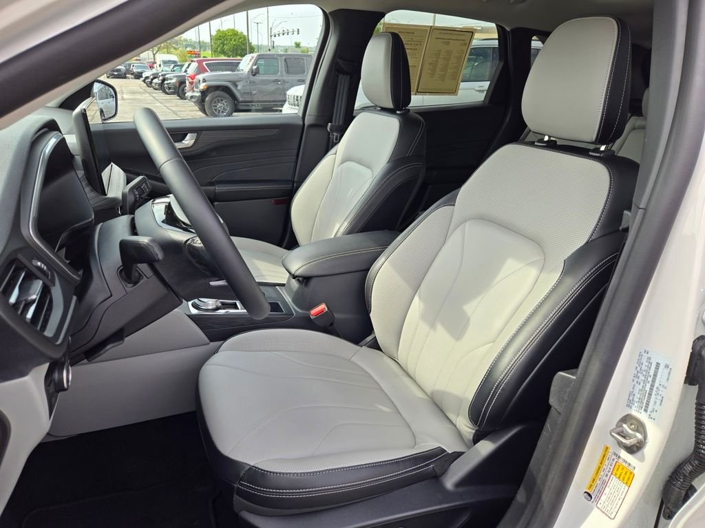 Used 2025 White Ford Base image 17