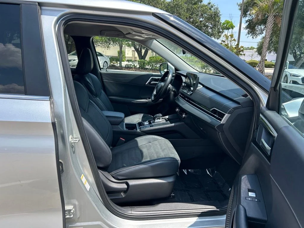 Used 2024 Silver Mitsubishi SE image 41