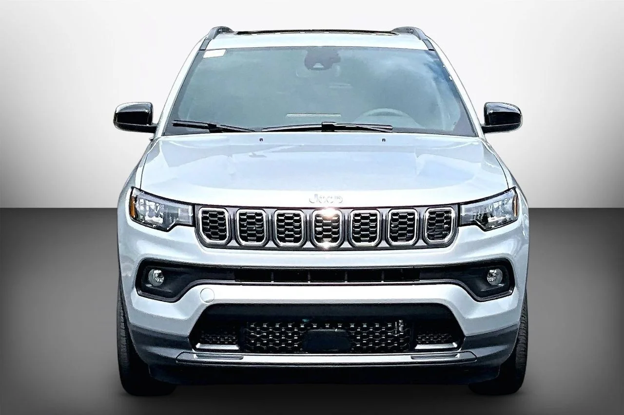 New 2026 Silver Zynith Metallic Clearcoat Jeep Latitude image 3