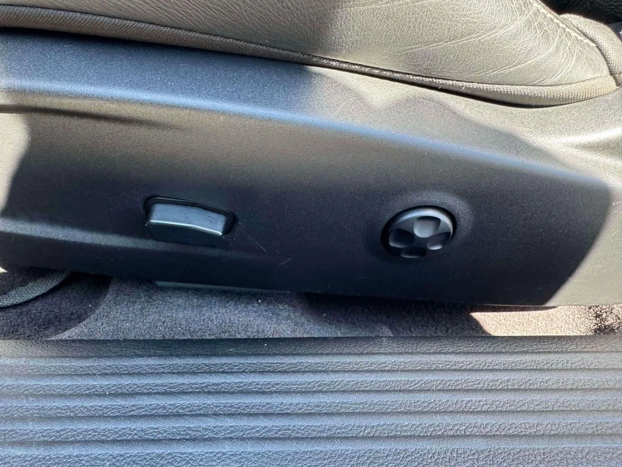 Used 2016 Pitch Black Clearcoat Dodge SRT Hellcat image 17