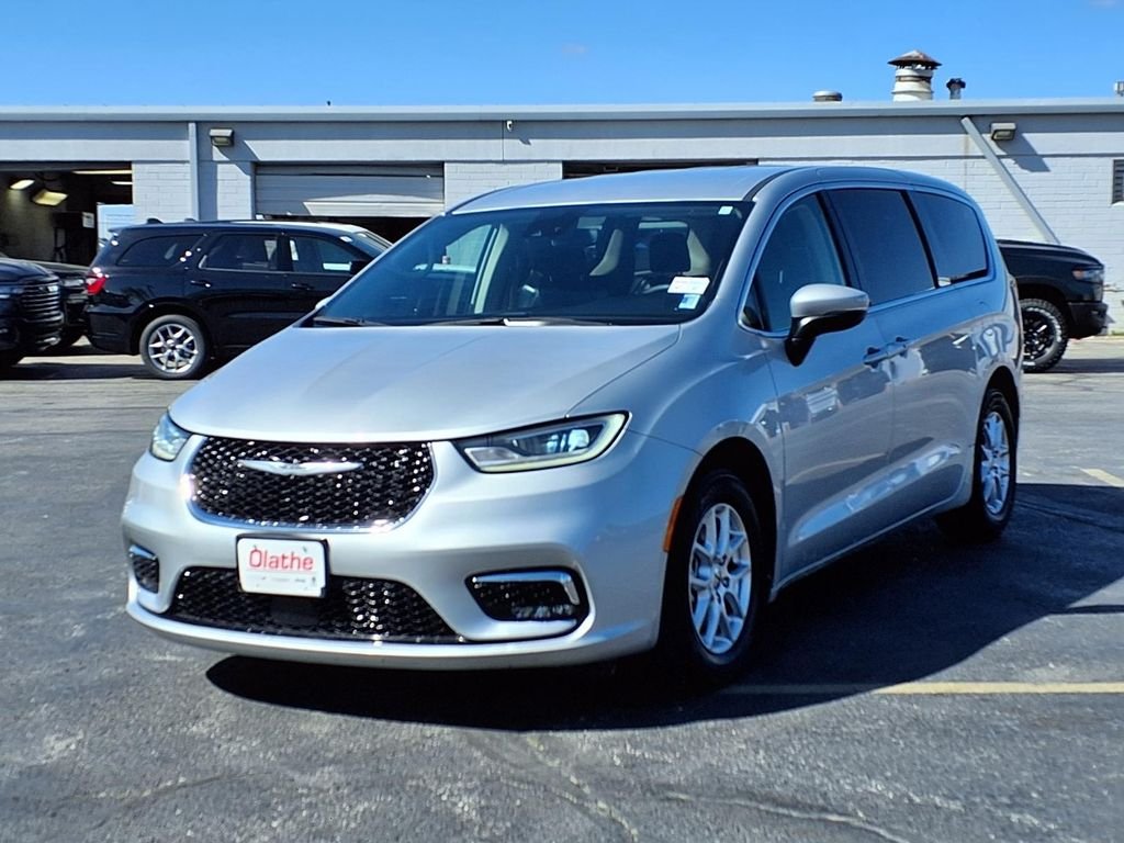 Used 2023 Chrysler Pacifica Touring L with VIN 2C4RC1BG4PR582179 for sale in Kansas City