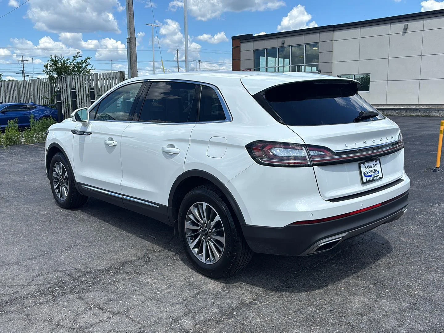 Used 2023 Pristine White Lincoln Standard image 5