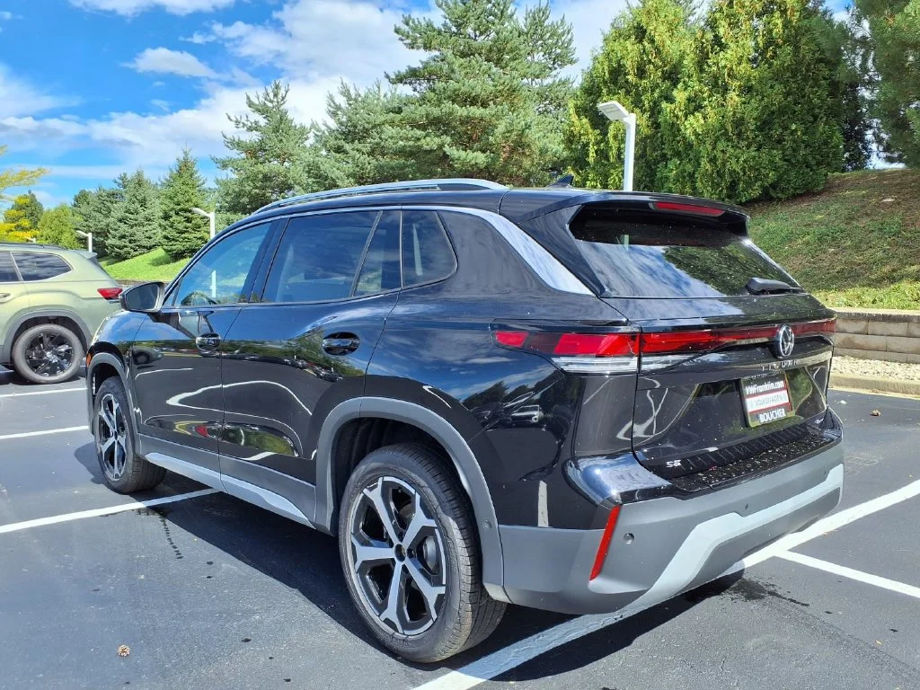 New 2026 Deep Black Pearl Volkswagen SE image 4