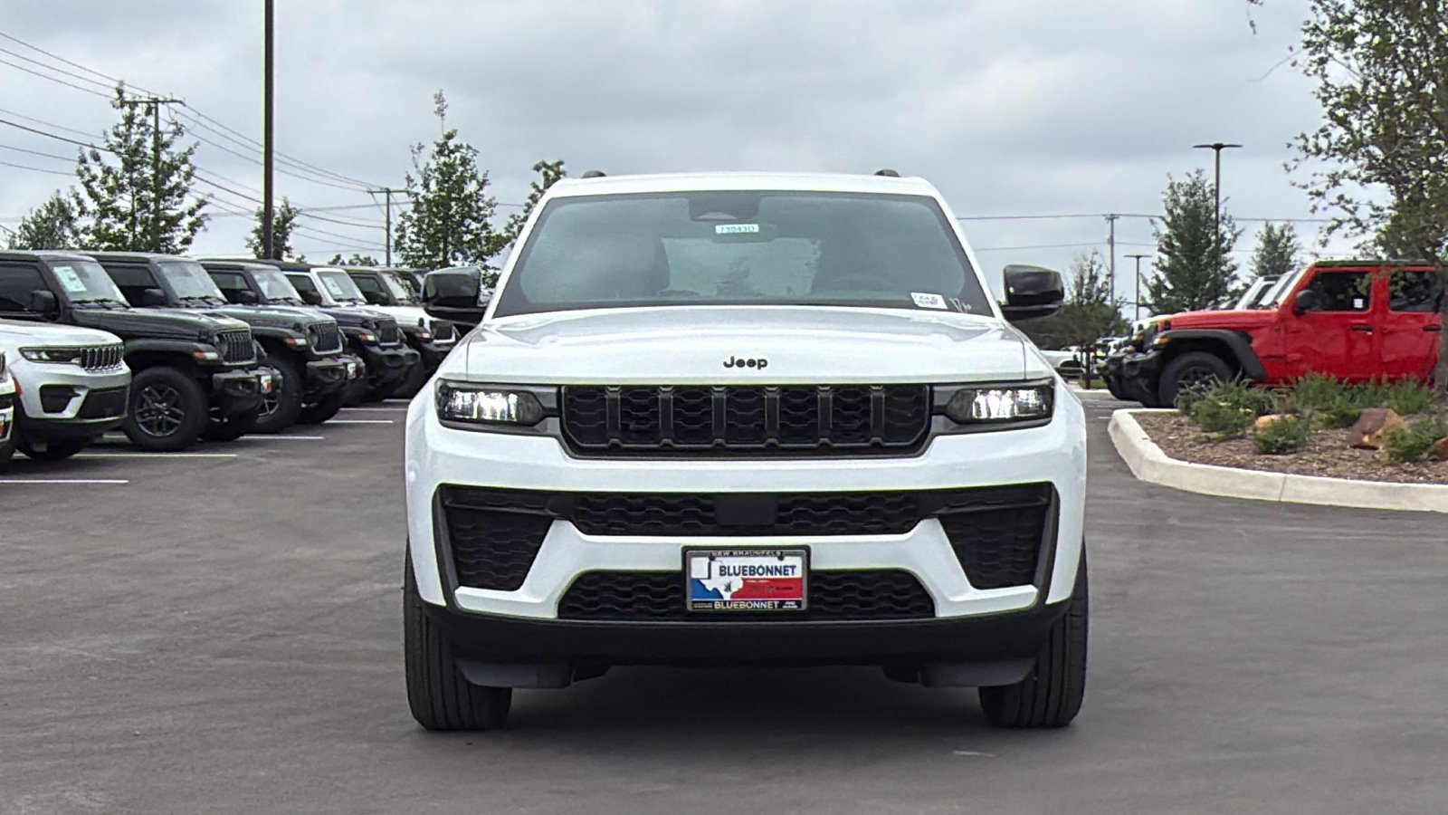 New 2026 Bright White Clear-Coat Exterior Paint Jeep Laredo Altitude image 2
