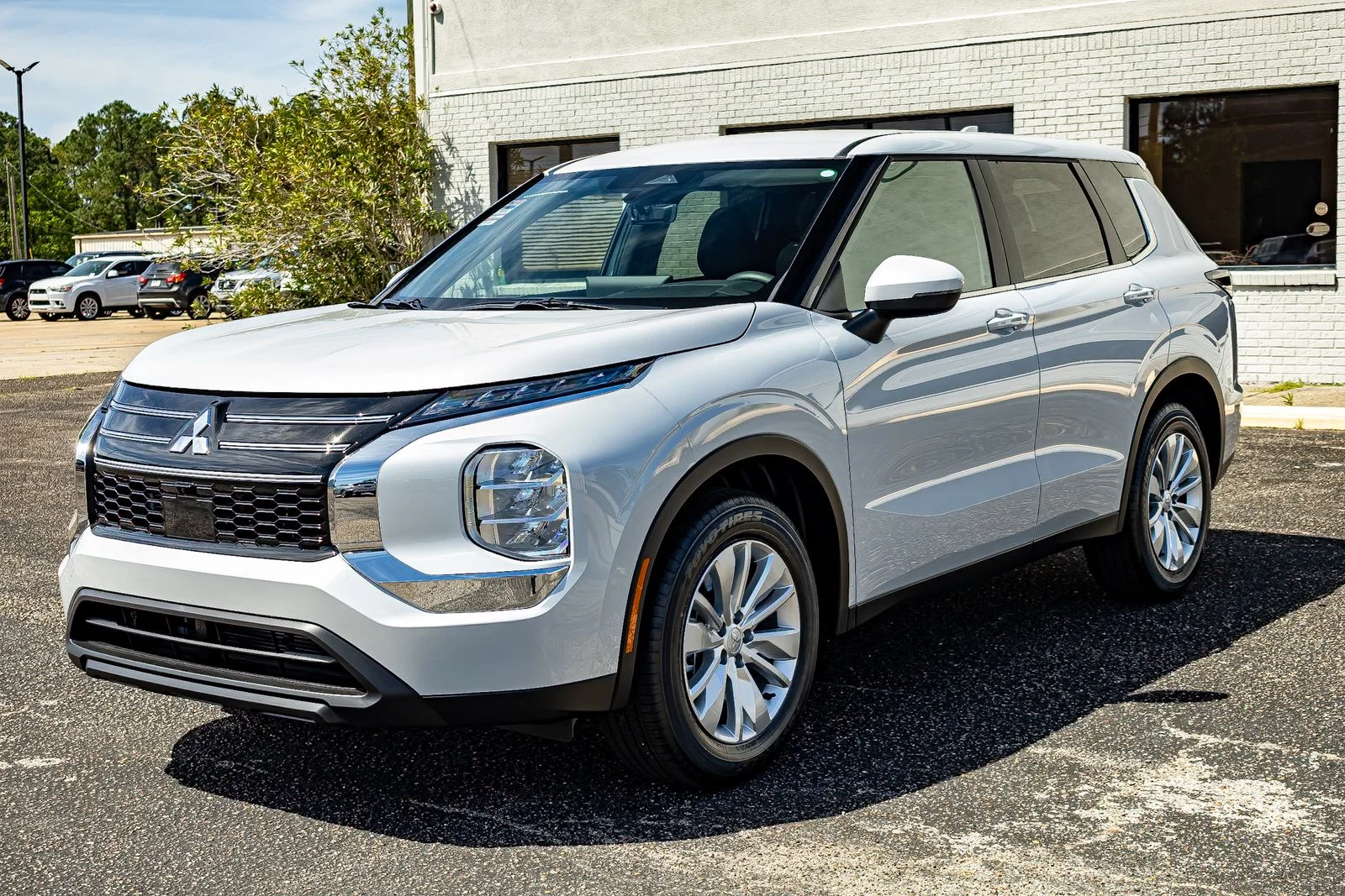 2026 Mitsubishi Outlander ES FWD's photo