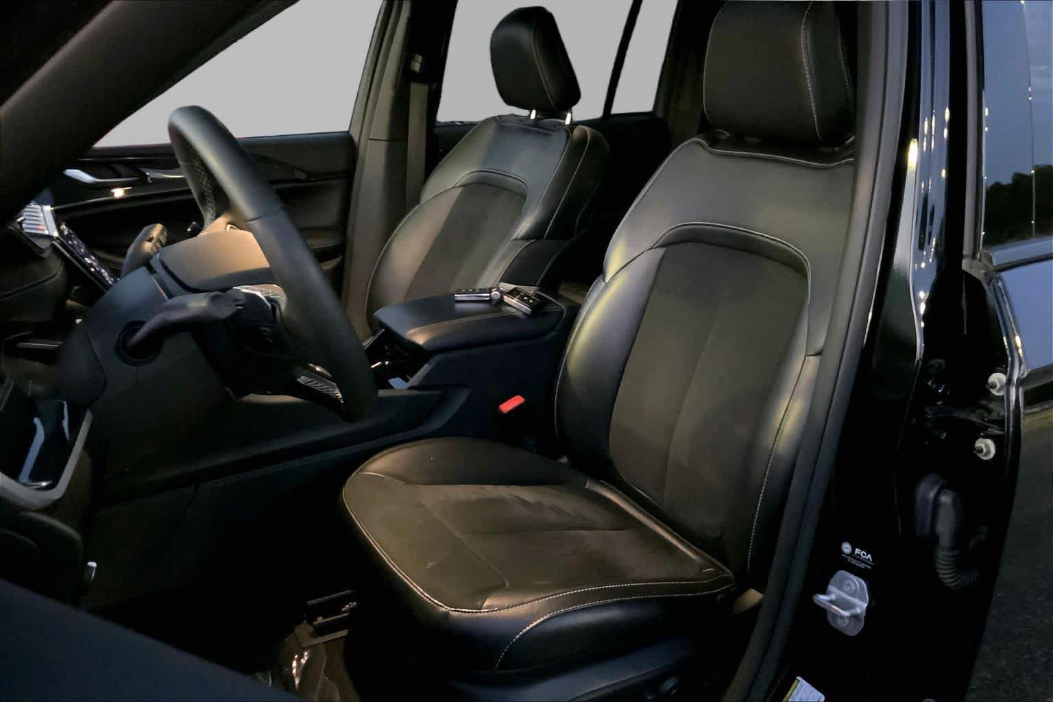 Used 2023 Diamond Black Crystal Pearlcoat Jeep Altitude image 7