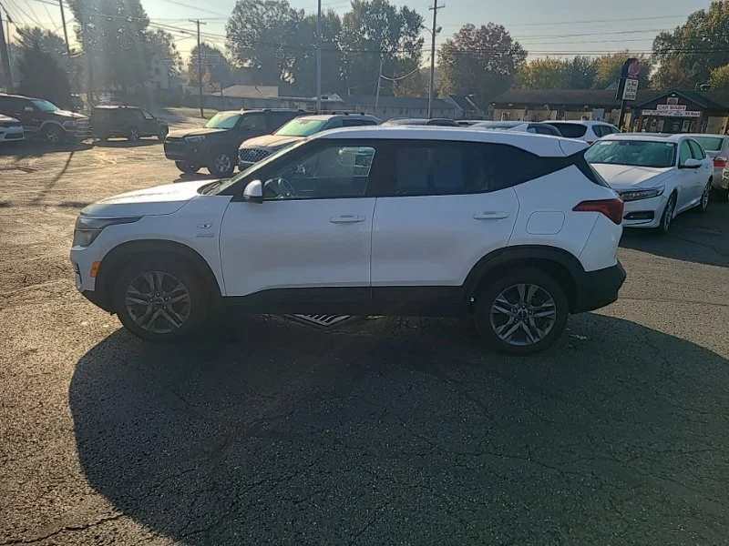 Used 2022 White Kia LX image 3