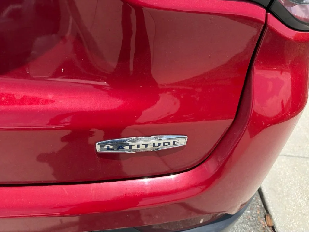 Used 2018 Red Jeep Latitude 4x4 image 6