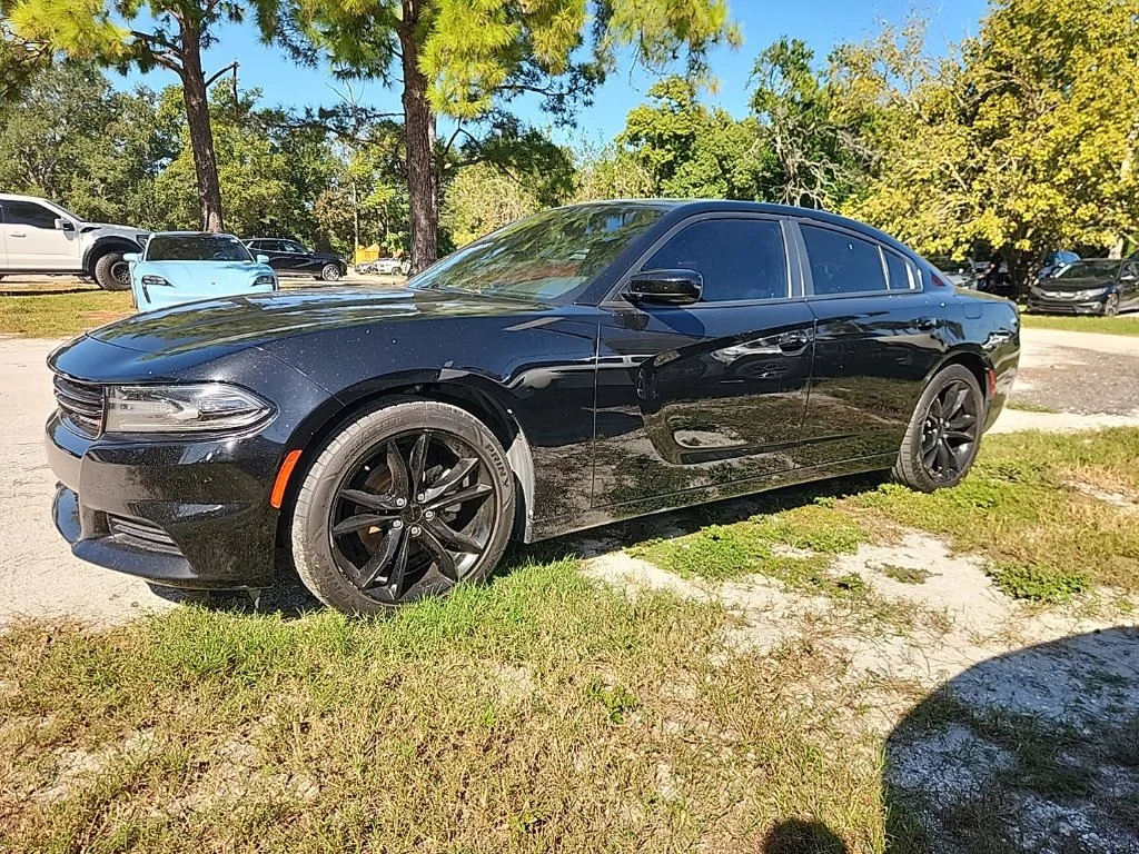 Used 2021 Pitch Black Clearcoat Dodge SXT image 1