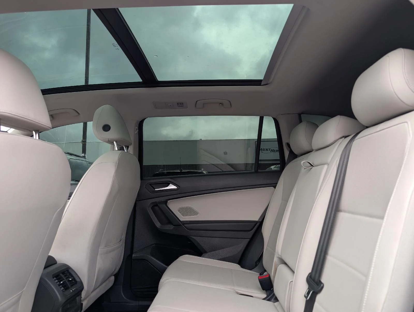 Used 2019 Deep Black Pearl Volkswagen SE image 9