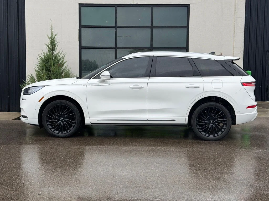 Used 2021 White Lincoln Reserve image 2