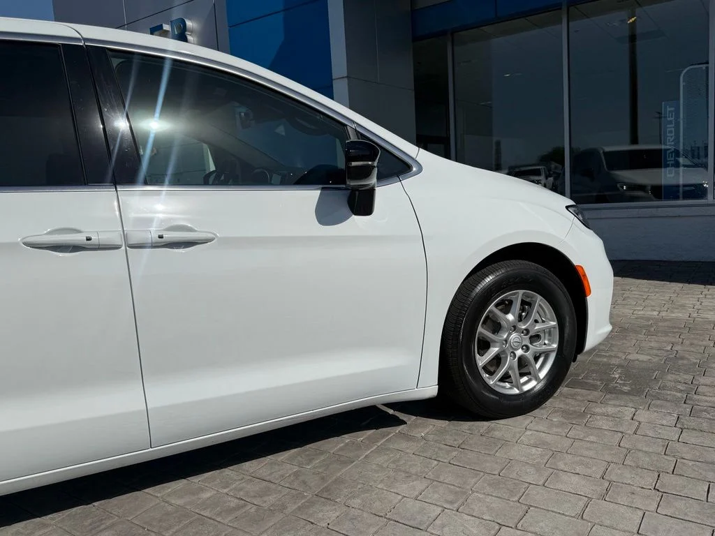 Used 2025 White Chrysler Select image 13