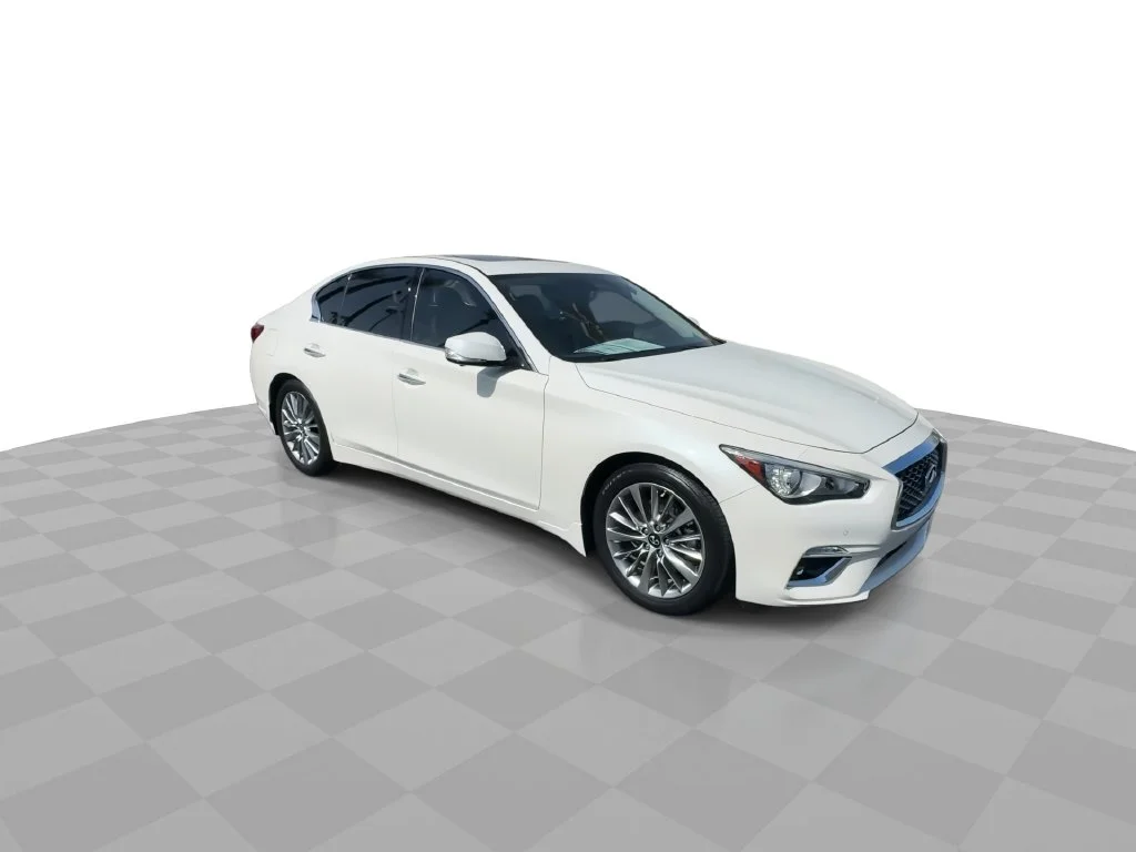 Used 2023 White INFINITI LUXE image 2