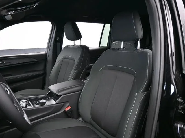 New 2026 Diamond Black Crystal Pearl-Coat Exterior Paint Jeep Laredo image 9