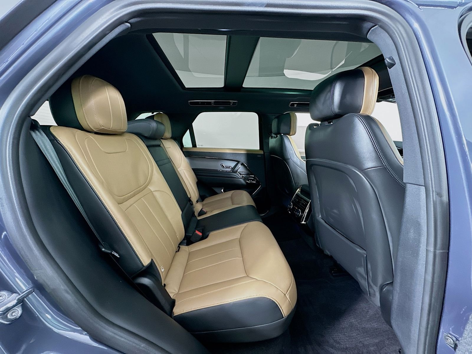 Used 2024 Varesine Blue Metallic Land Rover Dynamic SE image 29