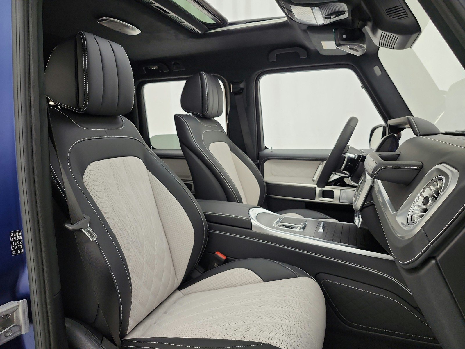New 2027 MANUFAKTUR Exclusive Brilliant Blue Magno Mercedes-Benz G 580e SUV image 15