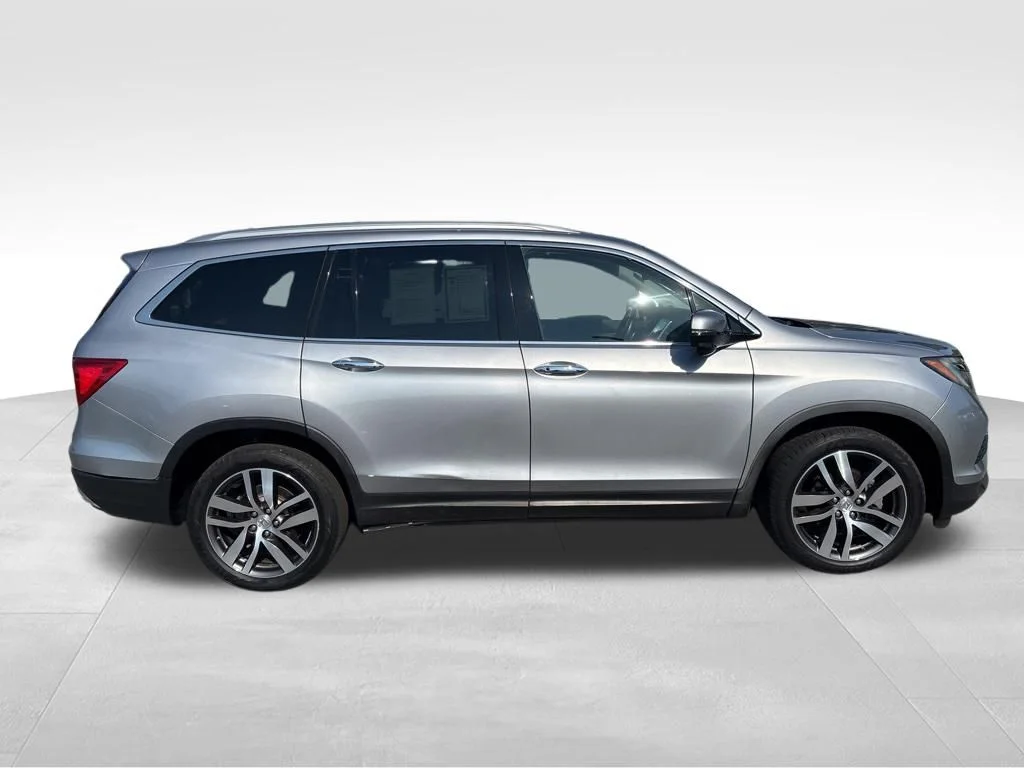 Used 2017  Honda Touring image 6