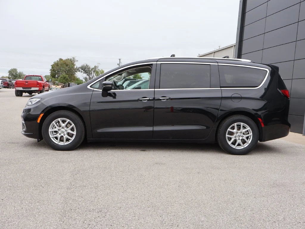 Used 2021 Chrysler Pacifica Touring L with VIN 2C4RC1BG0MR591862 for sale in Ozark, MO